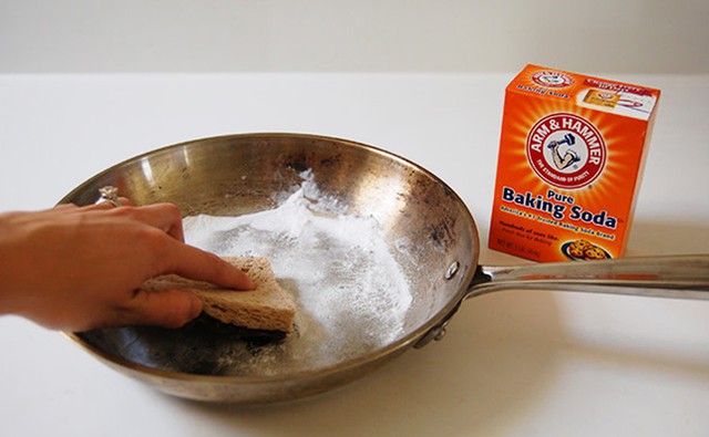 Sử dụng bột baking soda làm sạch chảo.