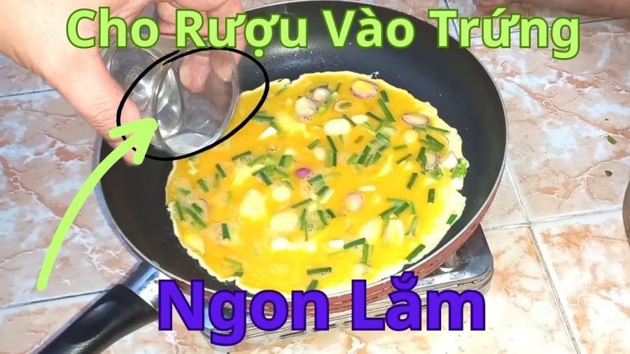 Chỉ với những bí quyḗt nhỏ mà bạn ᵭã có món trứng rán thơm ngon rṑi. 