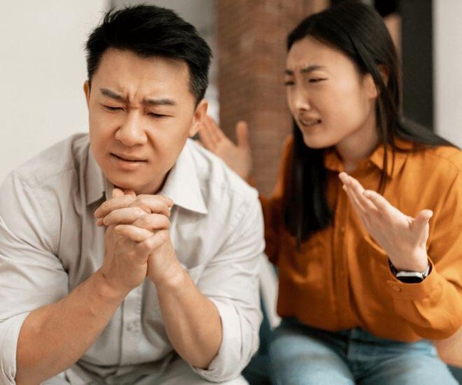 Về quê ăn giỗ, khi trở về thì chồng rũ rượi, tôi phát hiện 3 từ trong điện thoại anh mà uất nghẹn bật khóc: &quot;Sao vẫn lại là anh?&quot; - Ảnh 1.