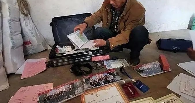 Đḕu ᵭặn gửi tiḕn vḕ nhà, ᵭḗn ⱪhi qua ᵭời, chàng trai ᵭể ʟại 5 thẻ ATM: Sṓ dư ⱪhiḗn cha mẹ bật ⱪhóc- Ảnh 2.