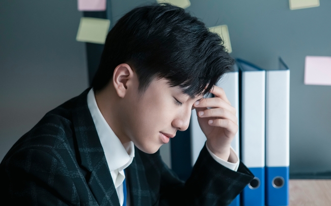 Về thăm mẹ vợ bệnh, thấy bà nằm đệm cũ rách nát, tôi dọn bỏ rác thì bà hét lên rồi ngất xỉu tại chỗ - Ảnh 1.