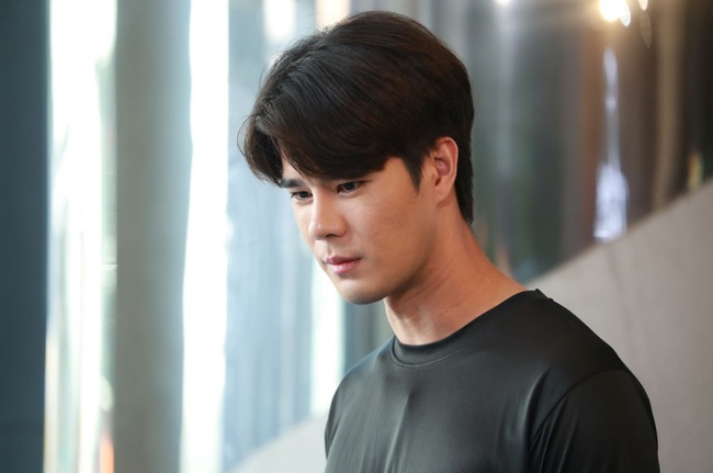 Mở lồng bàn thấy mâm cơm đạm bạc, chồng tức giận hất đổ cả bàn ăn, bố chồng đưa cho 1 tờ giấy làm anh ấy sợ tái mặt - Ảnh 1.