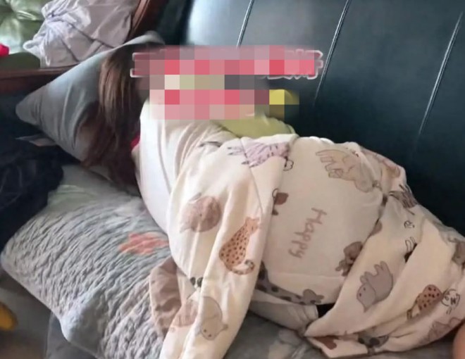 Vợ mới của anh Trương suṓt ngày chỉ biḗt ăn, ngủ và chơi game. 