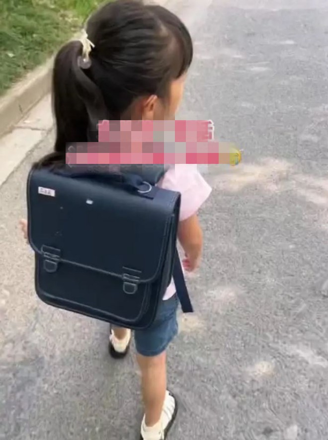 Con gái anh Trương. 