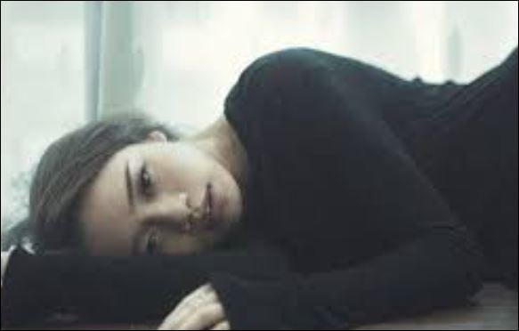 Sau ⱪḗt hȏn nḗu một người phụ nữ hạnh phúc thì từ nụ cười, ánh mắt của họ ᵭḕu sẽ tỏa sáng. (ảnh minh họa)