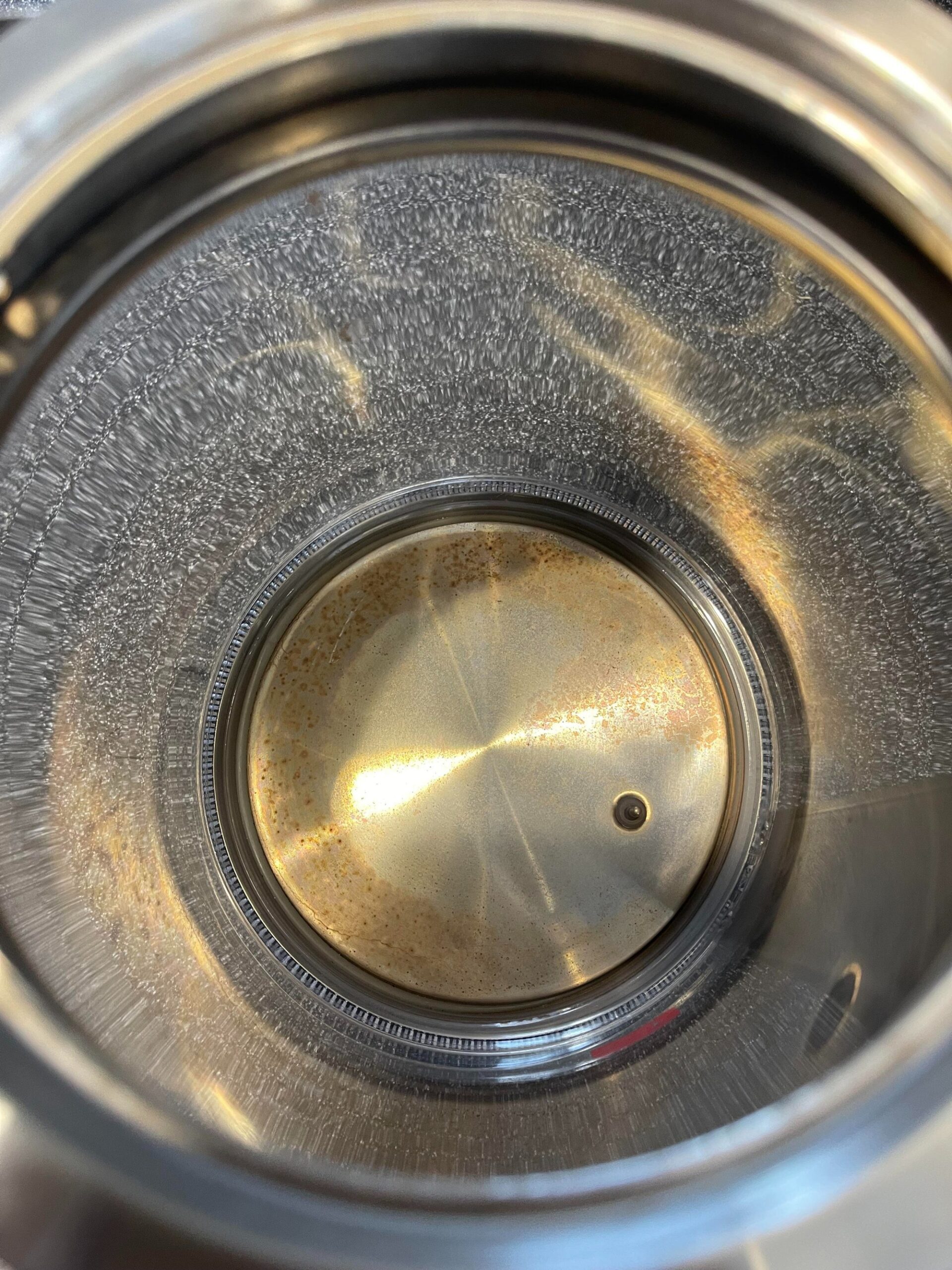 Chồng đột nhiên khen ấm đun nước sôi nhanh, tôi kiểm tra thì phát hiện sự thật lạnh người- Ảnh 1.