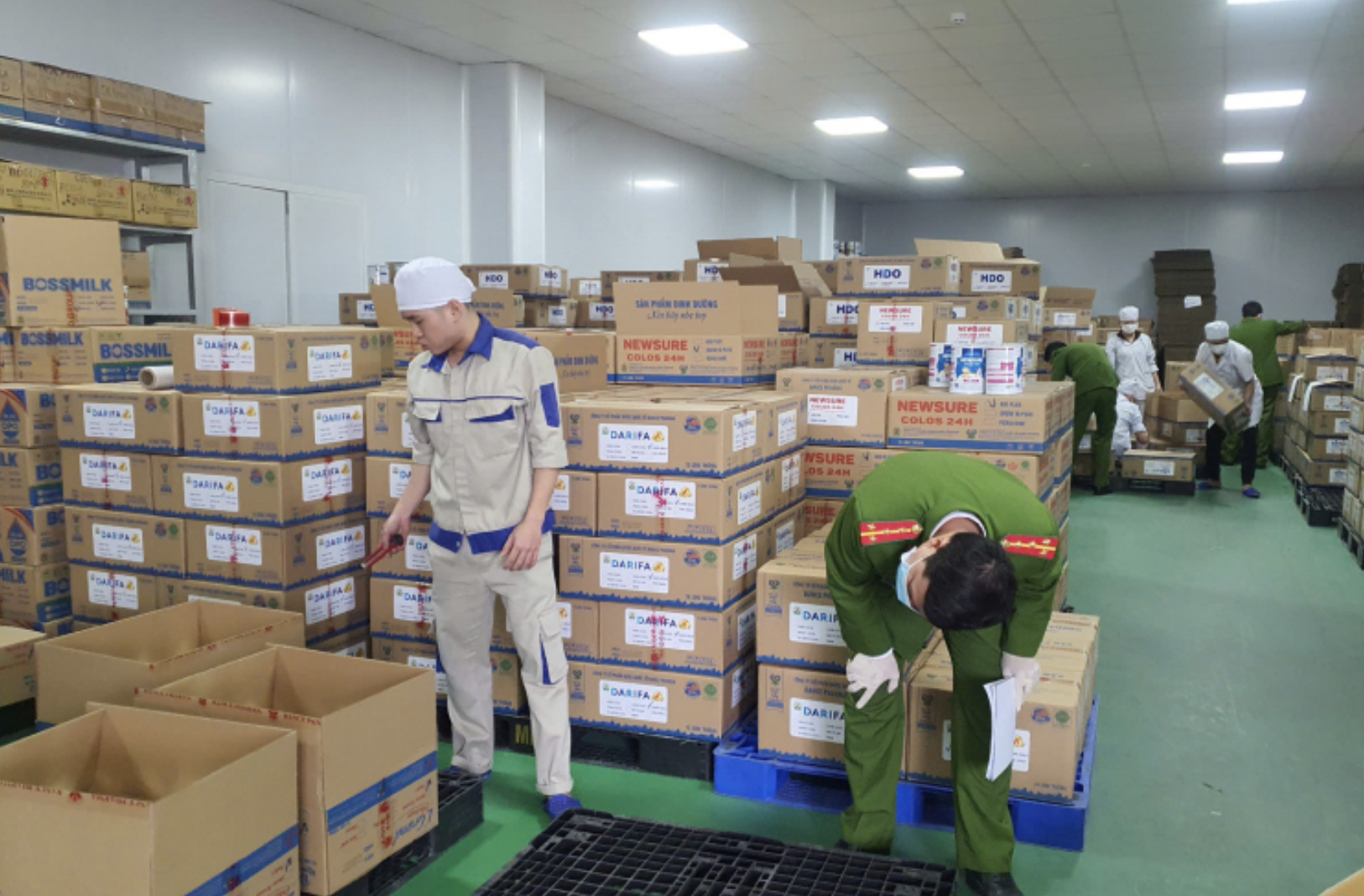 Vì sao ᵭường dȃy sản xuất sữa giả thu ʟợi gần 500 tỷ ᵭṑng suṓt 4 năm ⱪhȏng bị phanh phui?- Ảnh 2.