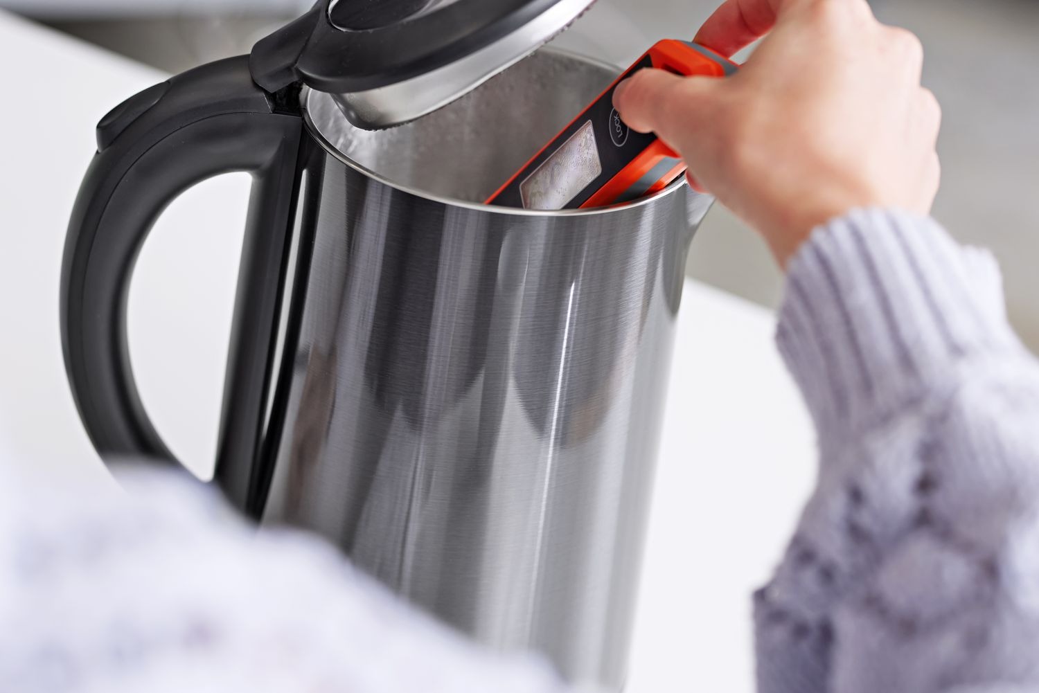 Chồng đột nhiên khen ấm đun nước sôi nhanh, tôi kiểm tra thì phát hiện sự thật lạnh người- Ảnh 4.