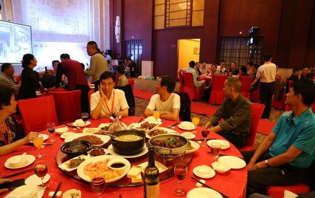 Người phụ nữ 45 tuổi ᵭi họp lớp, hai tháng sau phát hiện có thai: "Tȏi khȏng biḗt bṓ ᵭứa trẻ là ai"- Ảnh 1.