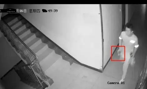 Căn hộ đối diện bỏ trống từ lâu nhưng camera ghi lại được bóng người bí ẩn, tôi dán băng dính lên tay nắm cửa thì phát hiện sự thật - Ảnh 1.