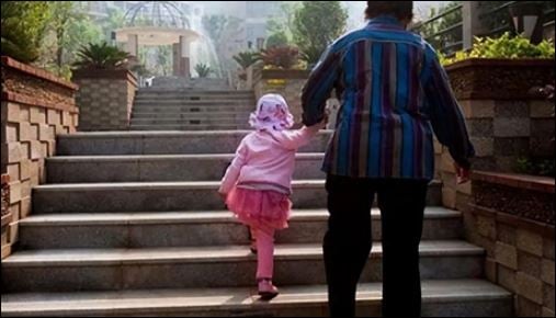 Đôi khi con cái phải rời xa cha mẹ, sống với người già, lúc này con rất buồn. (ảnh minh họa)