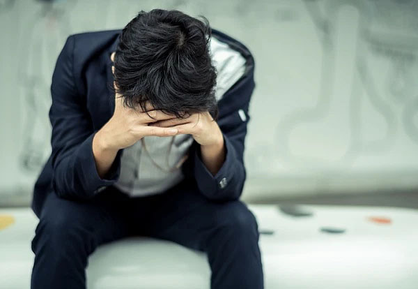 Tȏi ở rể 4 năm thì bị bṓ vợ ᵭuổi ra khỏi nhà, vợ ᵭưa cho chiḗc áo khoác cũ, mở ra tȏi bật khóc nức nở-2