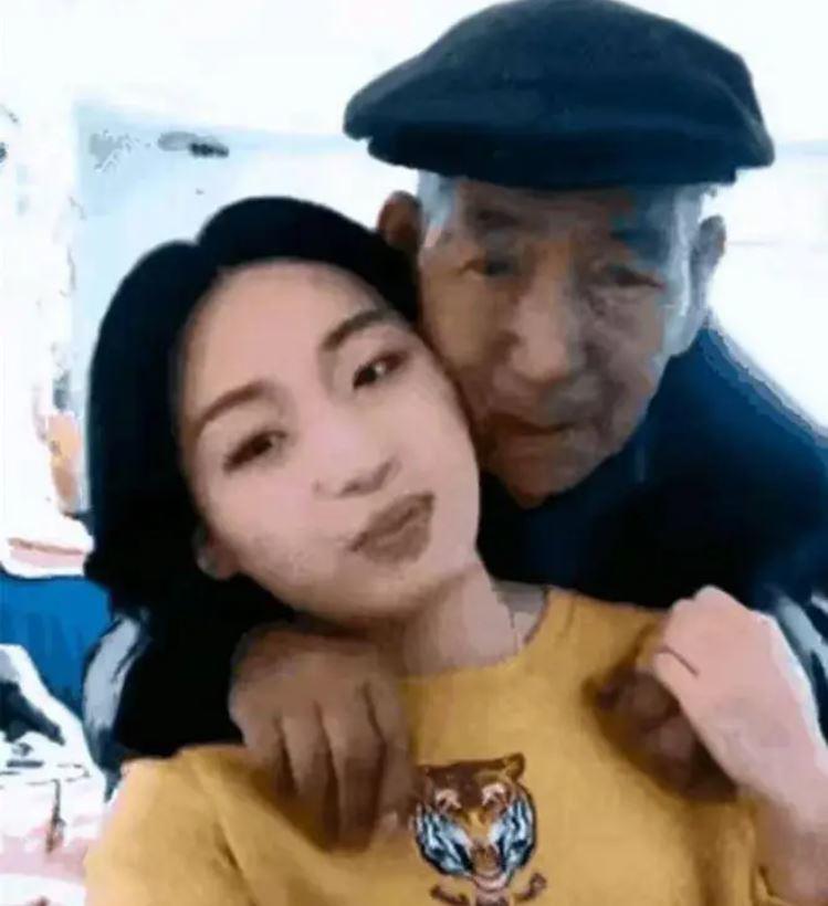 Ông Lý và Tiểu Vương cách nhau những 49 tuổi. 