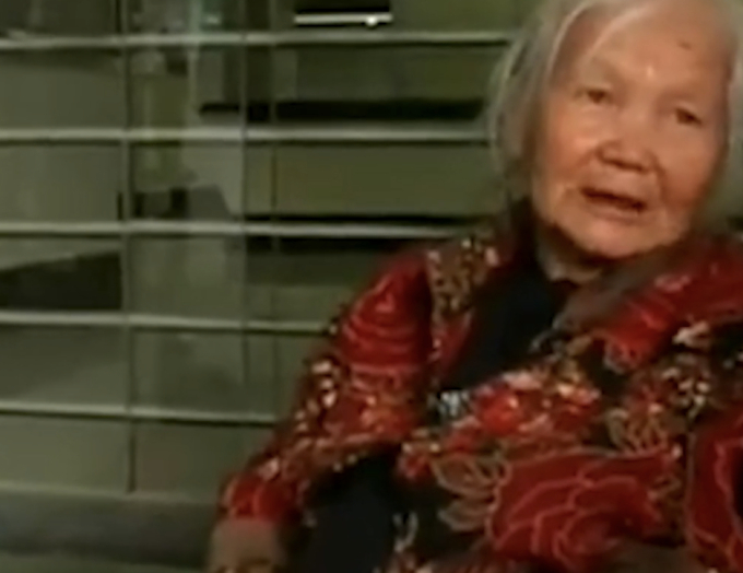 Chăm mẹ chṑng 8 năm, ngày bà qua ᵭời, tȏi khȏng có tên trong di chúc: Tìm thấy di thư bị giấu của mẹ, tȏi oà khóc nức nở- Ảnh 1.