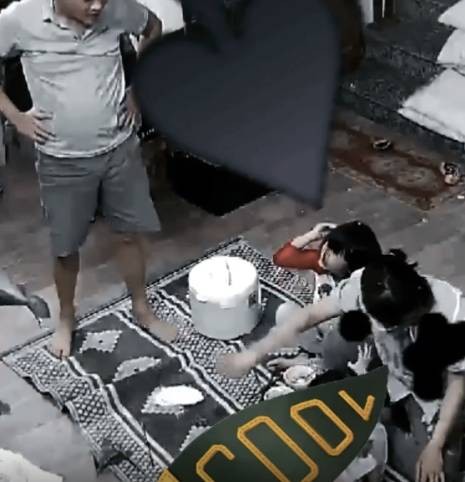 Phẫn nộ clip: Chồng hất thẳng mâm cơm vào người vợ và 3 con nhỏ, quát lớn 'mày với ai?'