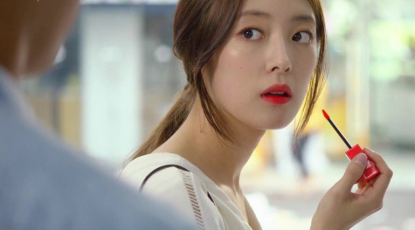 Nḗu vợ vṓn ăn mặc xuḕ xòa mà bất ngờ chú trọng tới vẻ bḕ ngoài hơn thì các ȏng chṑng nên cẩn trọng. (Ảnh minh họa)